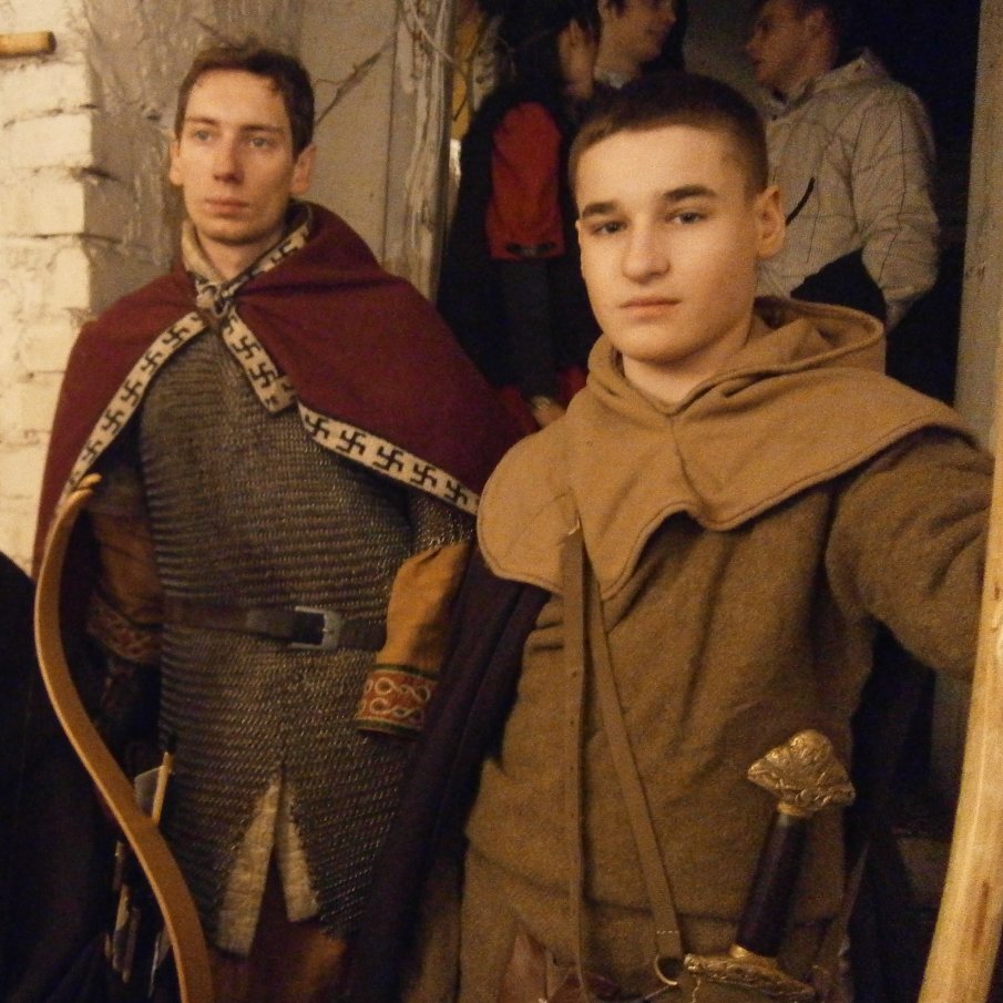 Młodzi wojownicy Belemnit w strojach rekonstrukcji wczesnośredniowiecznej